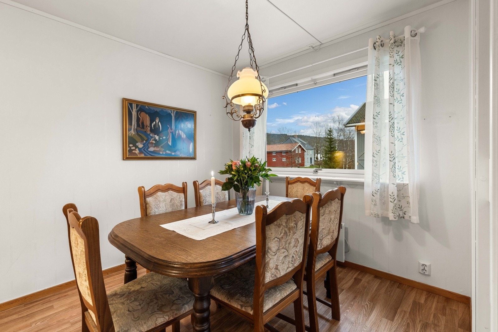 Lys og trivelig spiseplass med god romfølelse og utsikt mot nabolaget. Galleribilde