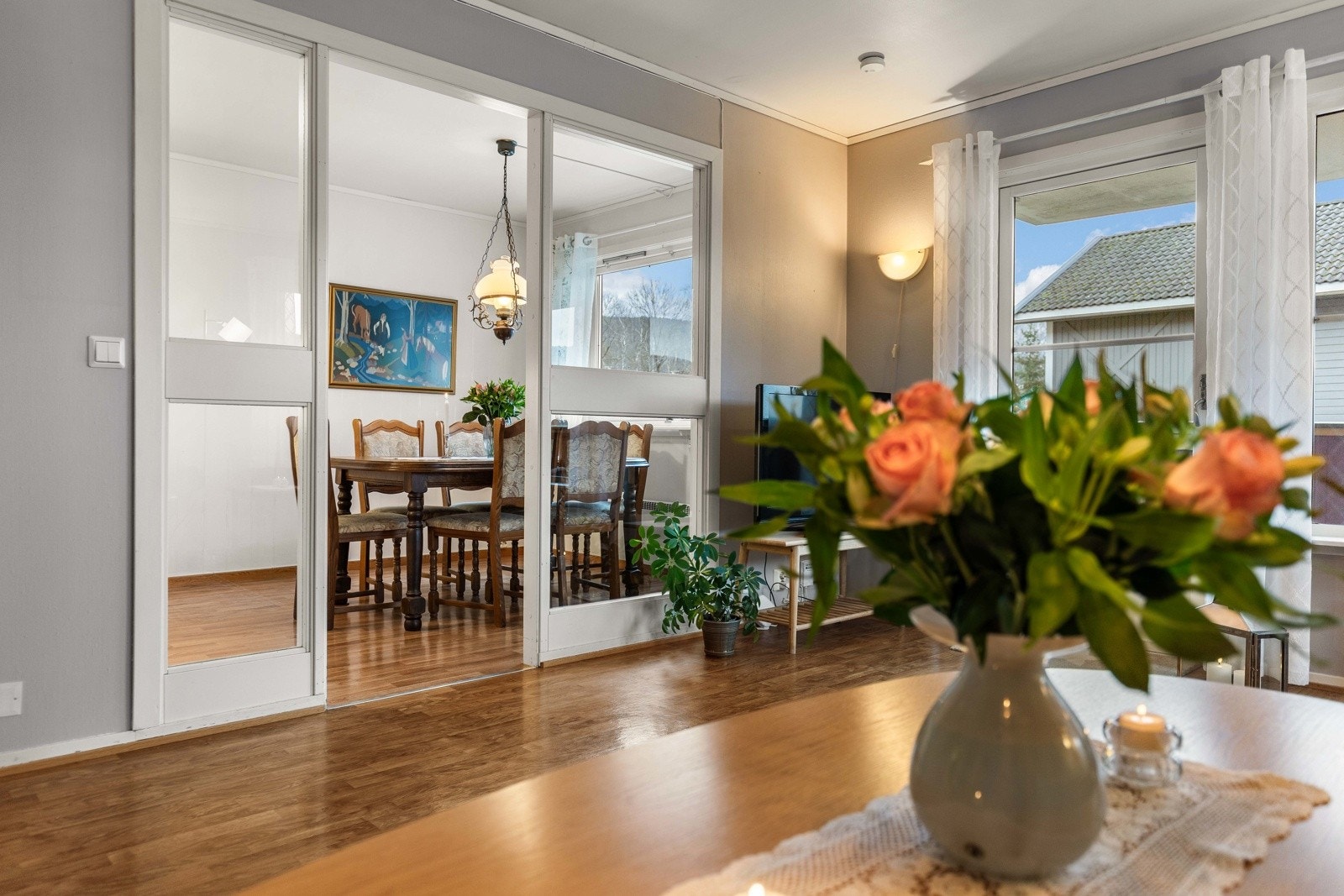 Romslig og innbydende spisestue som skaper en hyggelig overgang mellom kjøkken og stue. Galleribilde