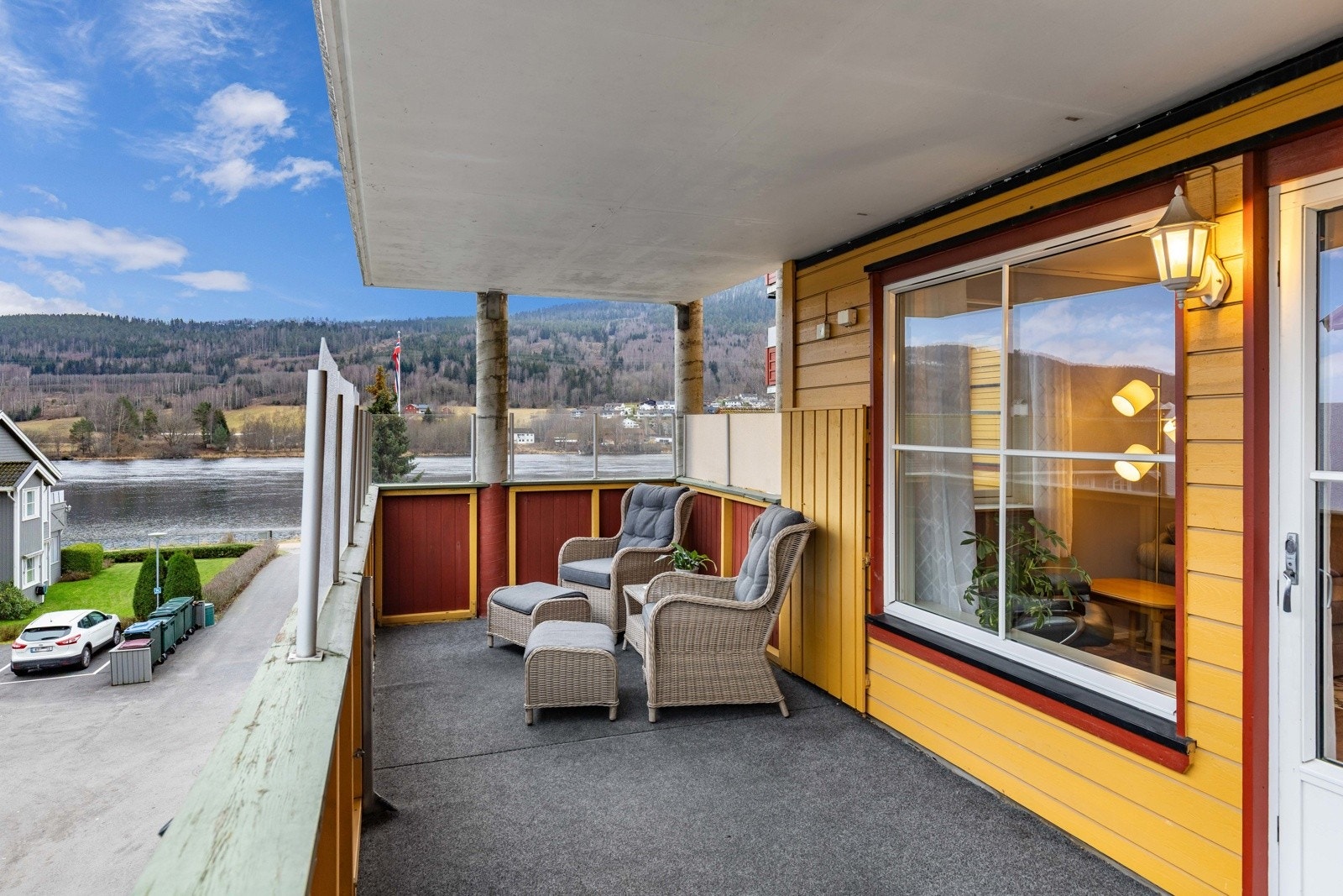 Stor balkong med nydelig utsikt mot elv og natur, samt god plass til sittegruppe. Galleribilde
