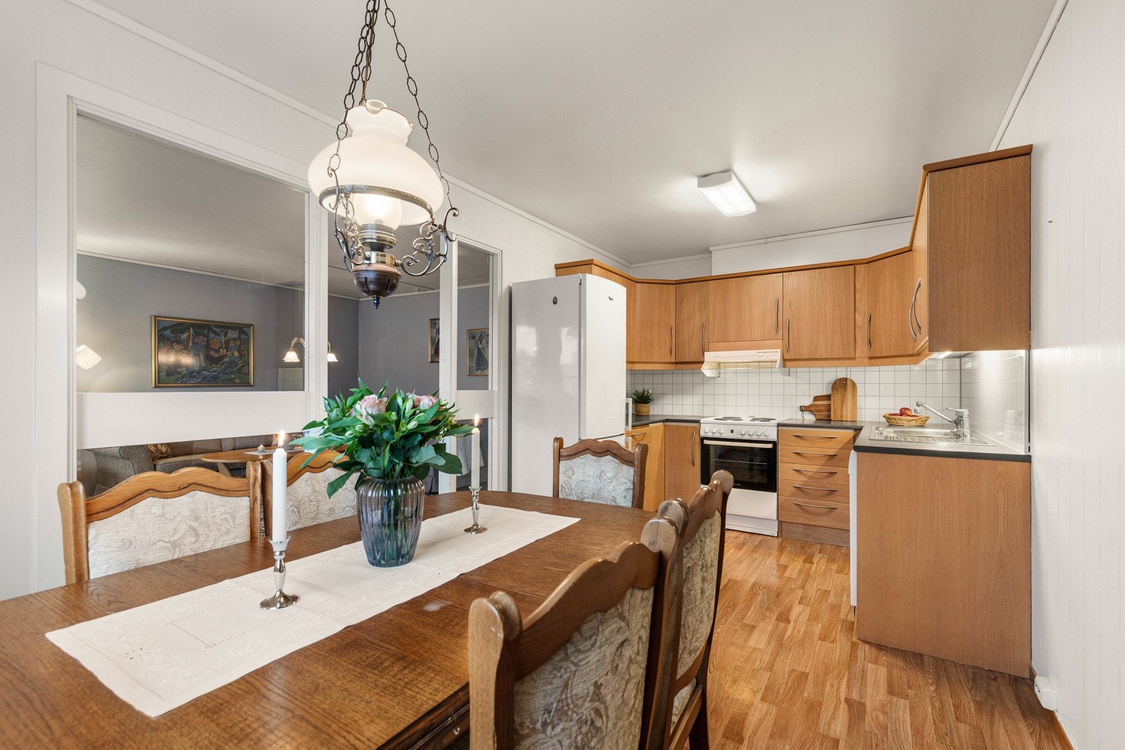 Praktisk og romslig kjøkken med god skapplass og naturlig tilknytning til spiseområdet. Galleribilde