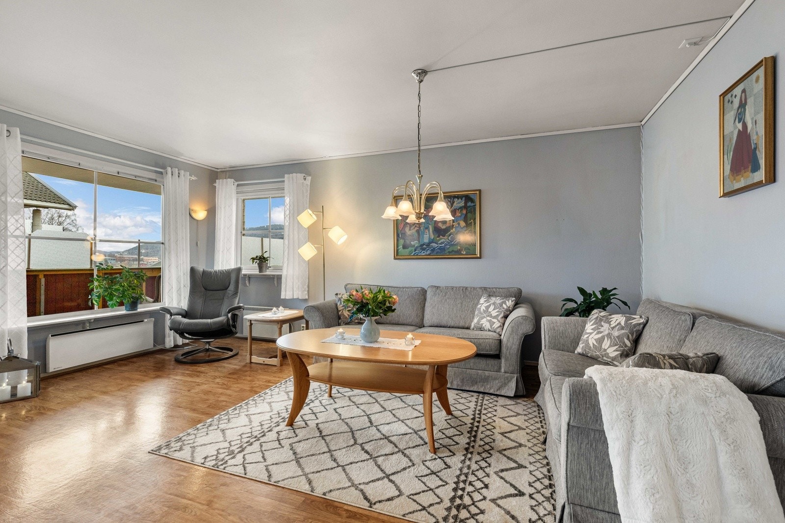 Romslig og lys stue som skaper en lun og komfortabel ramme for både hverdag og gjester. Galleribilde