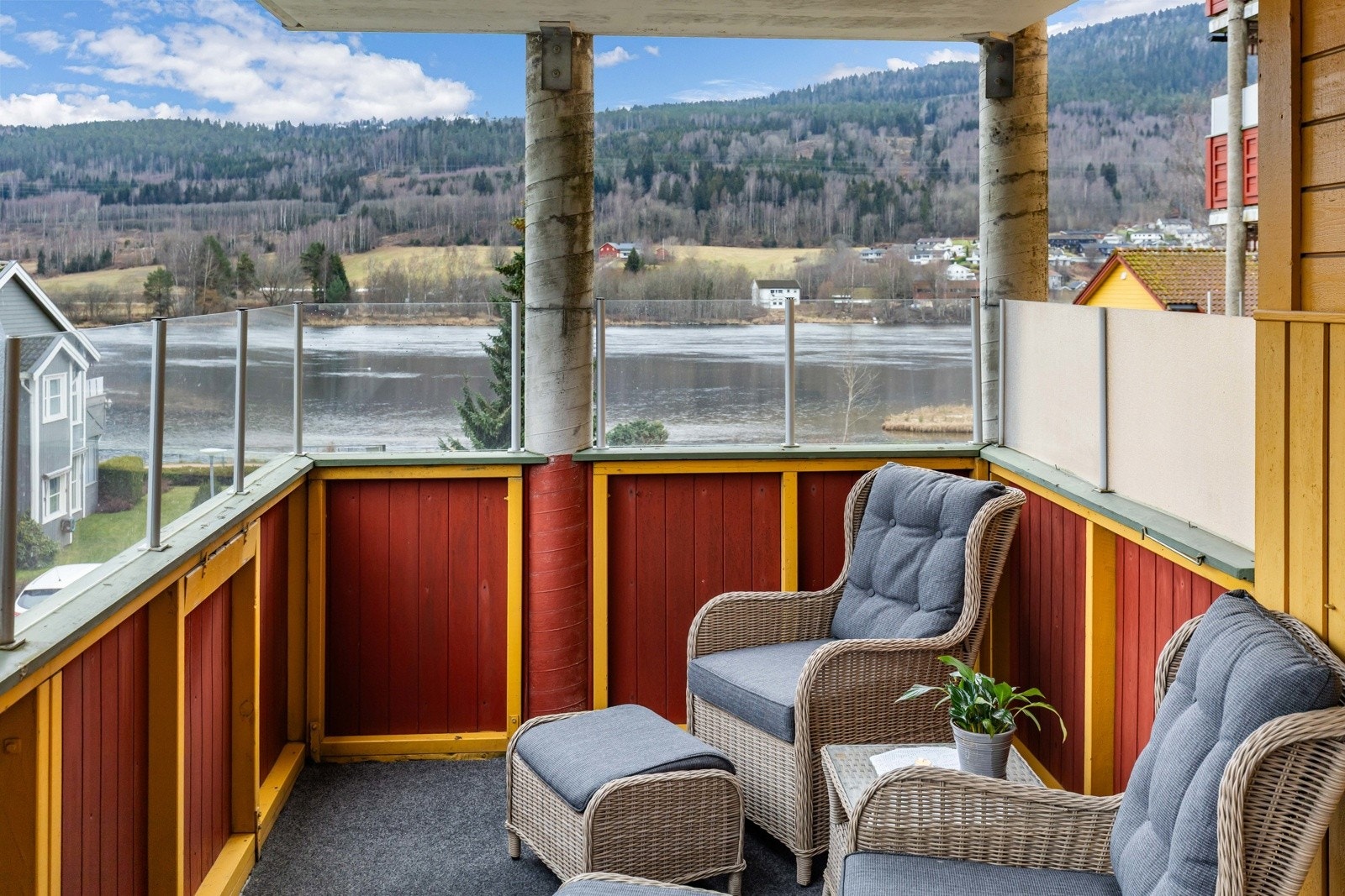 Romslig og skjermet balkong på hele 15 kvm, med god plass til sittegruppe. Her kan du nyte flott utsikt mot elven og grønne omgivelser. Et perfekt sted for rolige morgenstunder og hyggelige kvelder. Galleribilde