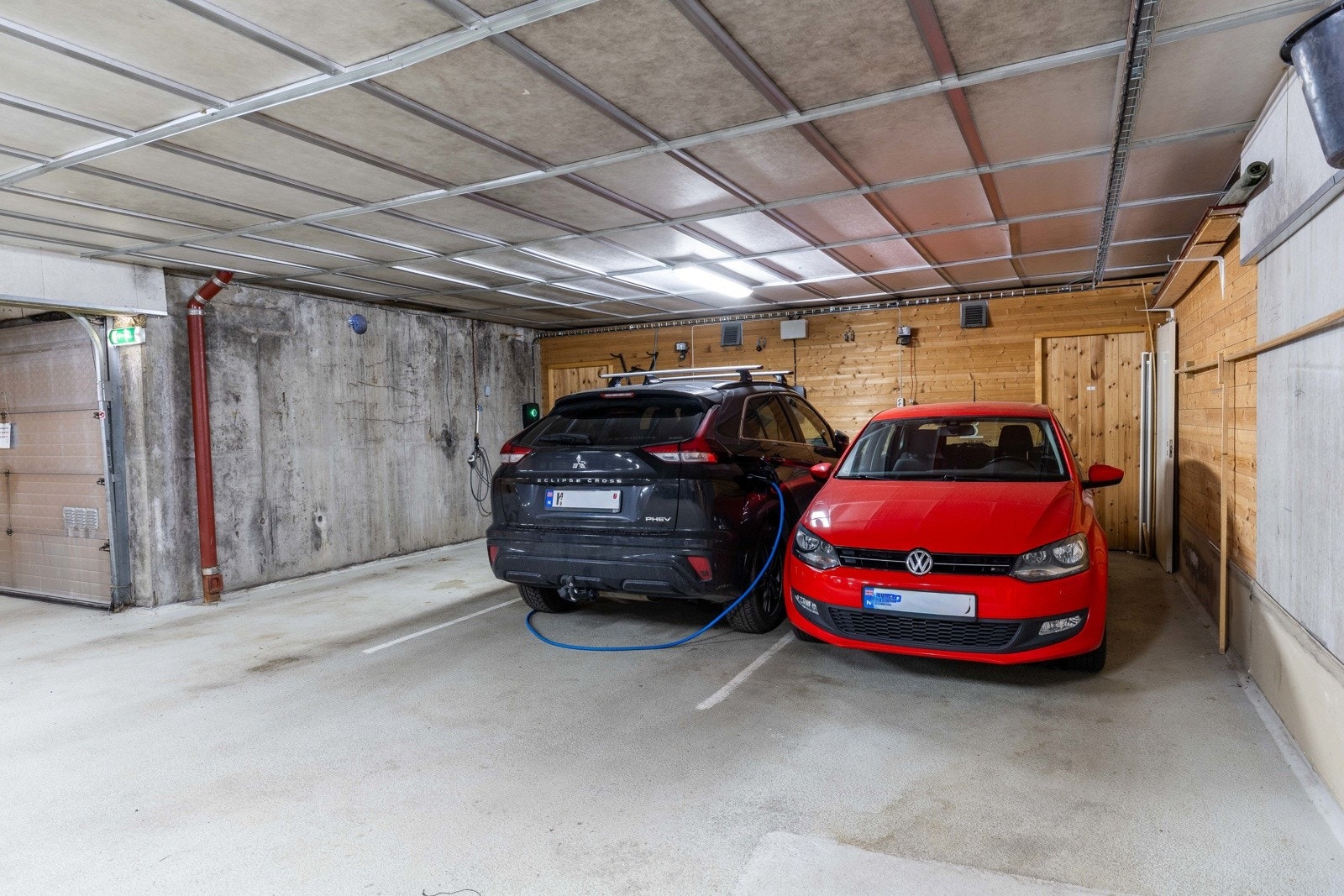 Garasjeplass i felles anlegg med enkel innkjøring og god takhøyde. Lagt opp til elbillader. Bod i bakkant av p-plassen. Galleribilde