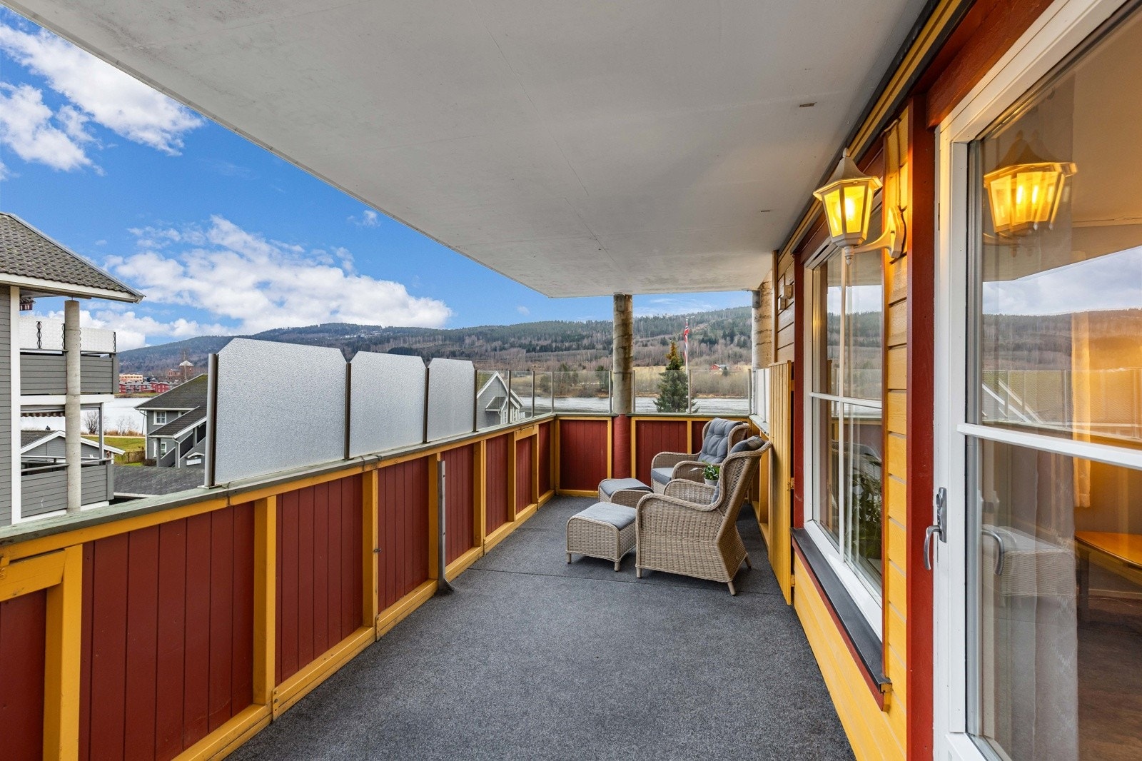 Romslig og overbygd balkong på hele 15 kvm. Perfekt for avslapning og hyggelige stunder ute. Galleribilde
