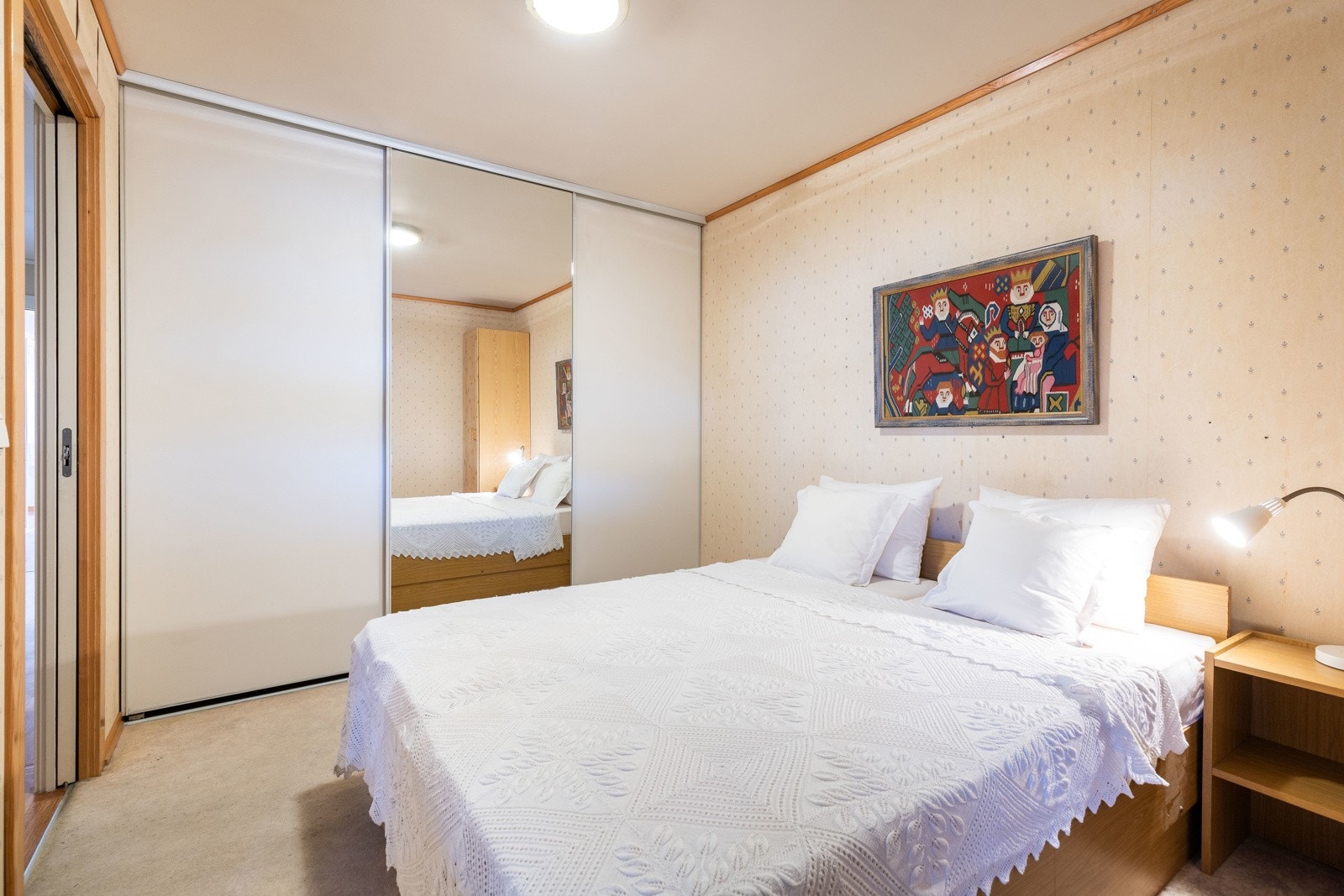 Hovedsoverom med stor skyvedørsgarderobe som gir rikelig oppbevaringsplass. Galleribilde