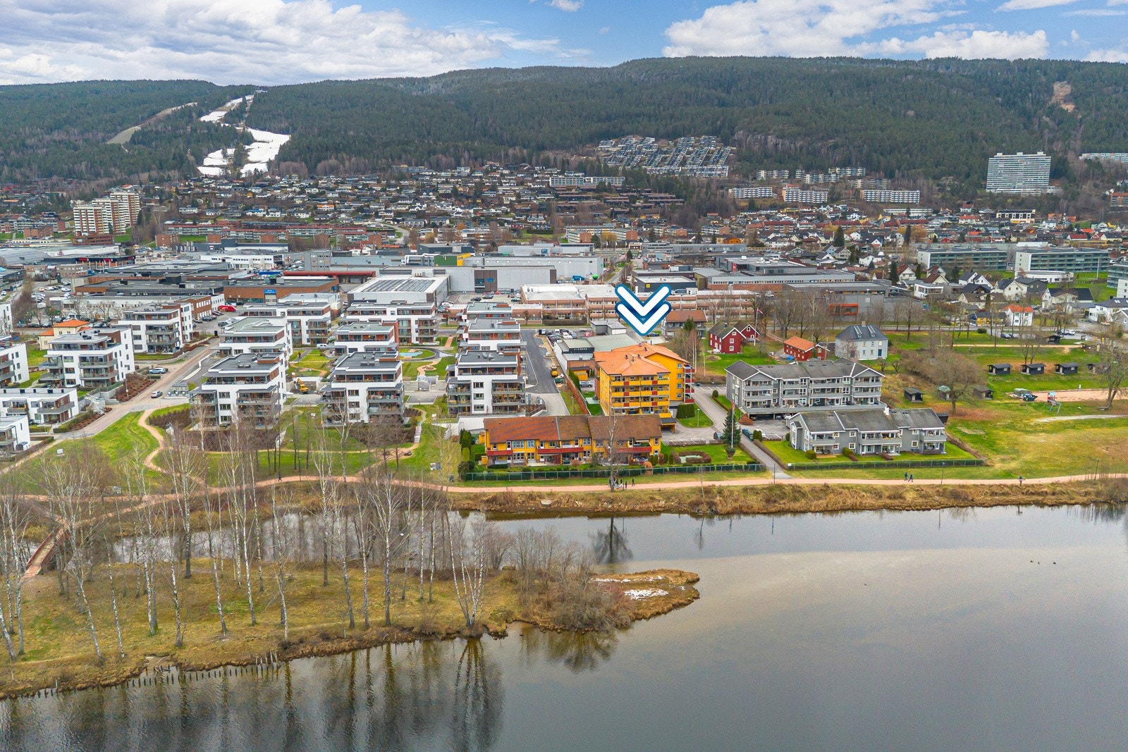 Flott beliggenhet ved elvepromenaden, med butikker, kollektivtransport og servicetilbud i umiddelbar nærhet. Galleribilde