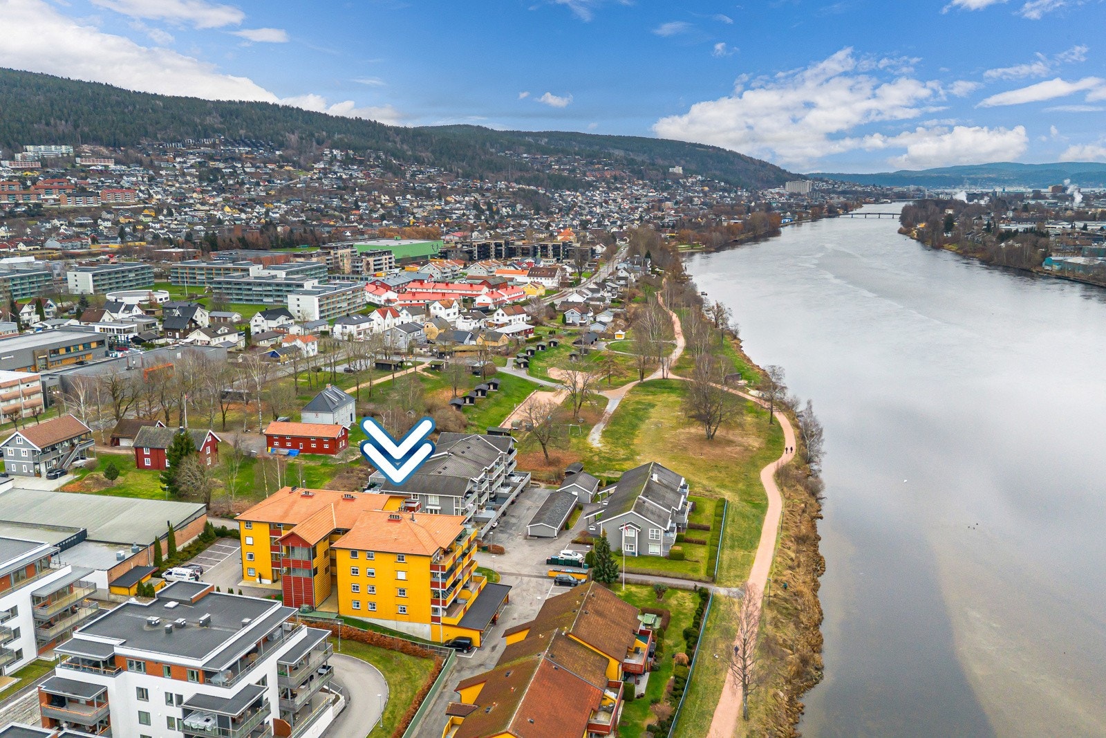 Idyllisk område med elv, parker og gode aktivitetstilbud rett utenfor døren. Galleribilde