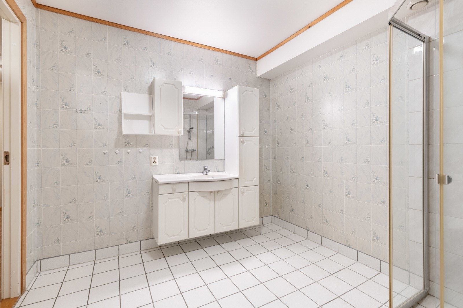 Romslig baderom med god plass og praktisk innredning. Galleribilde