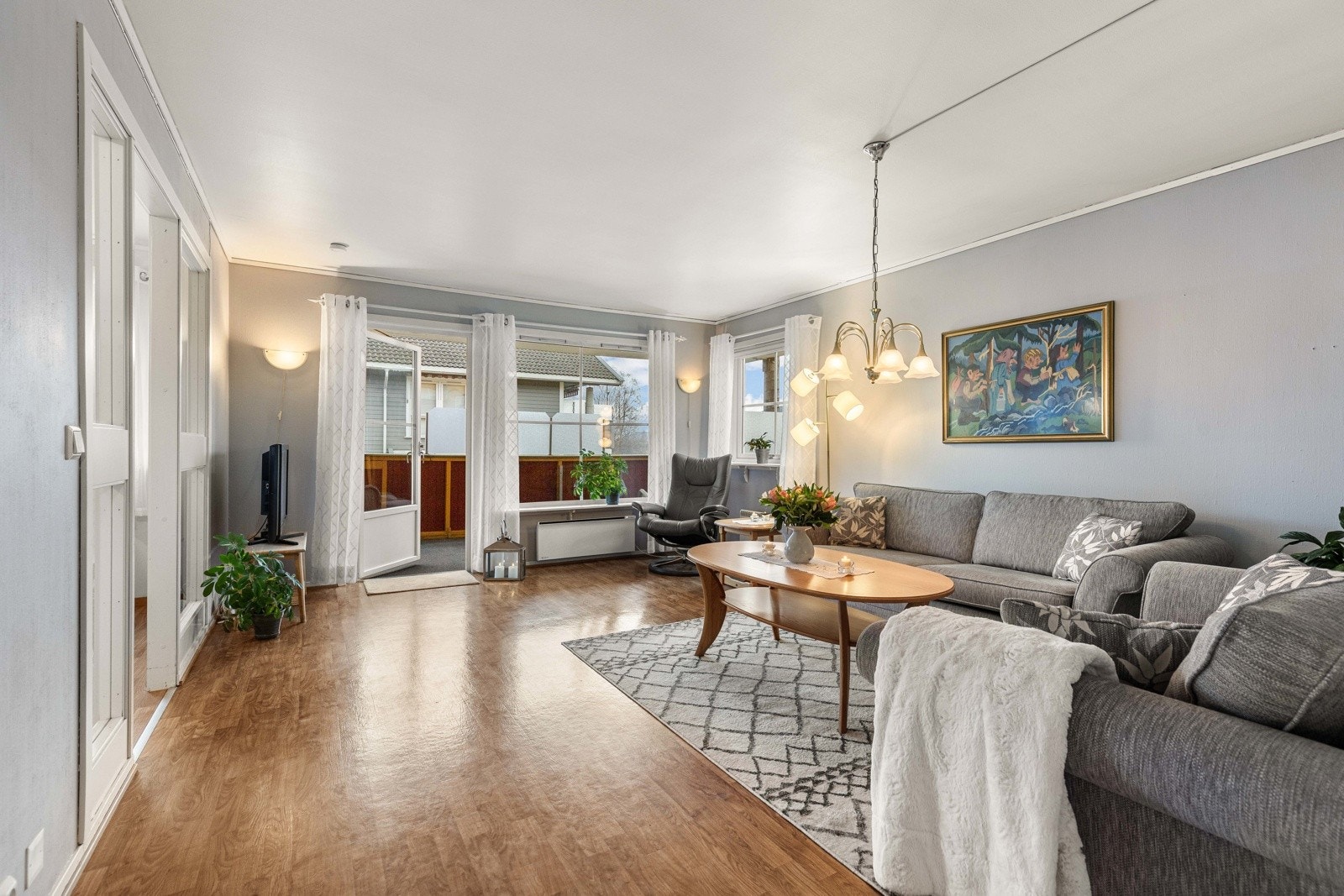 Lys og romslig stue med store vindusflater og direkte utgang til den 15 kvm store balkongen. Et innbydende oppholdsrom med god plass til både sofagruppe og spisebord. Galleribilde