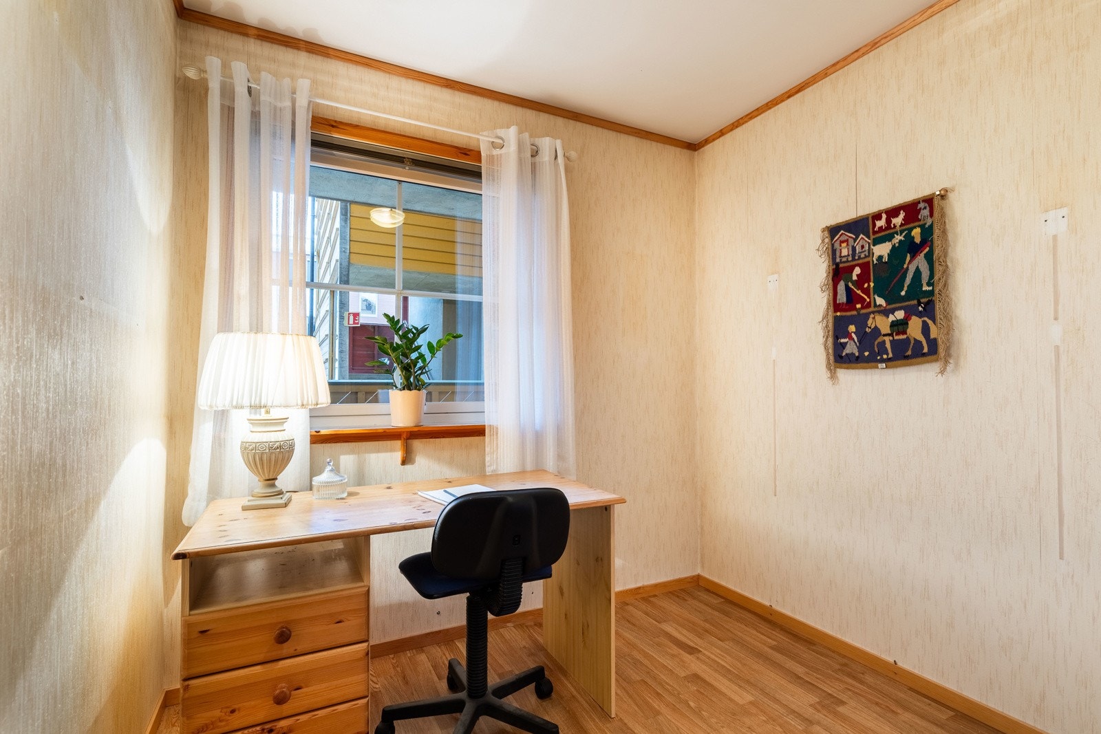 Rolig og lyst soverom nr.2 med store vindusflater som gir godt dagslys. Galleribilde