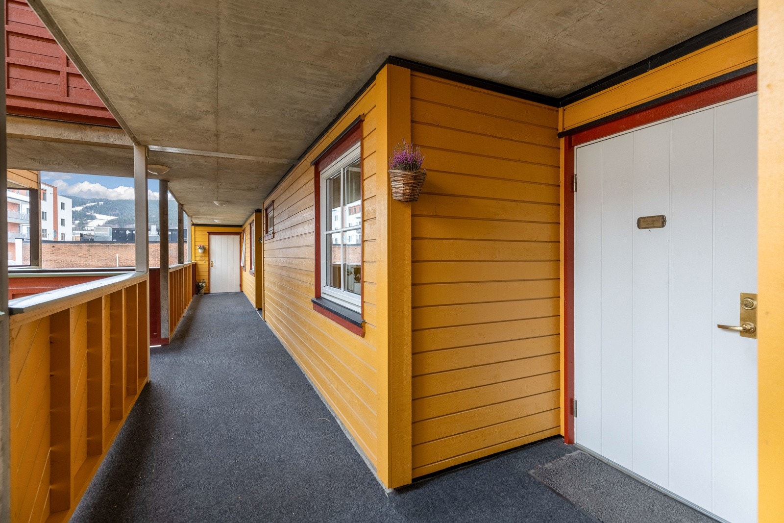 Lun og trivelig inngangssone med praktisk overbygg og kort vei til heis/trapper. Galleribilde