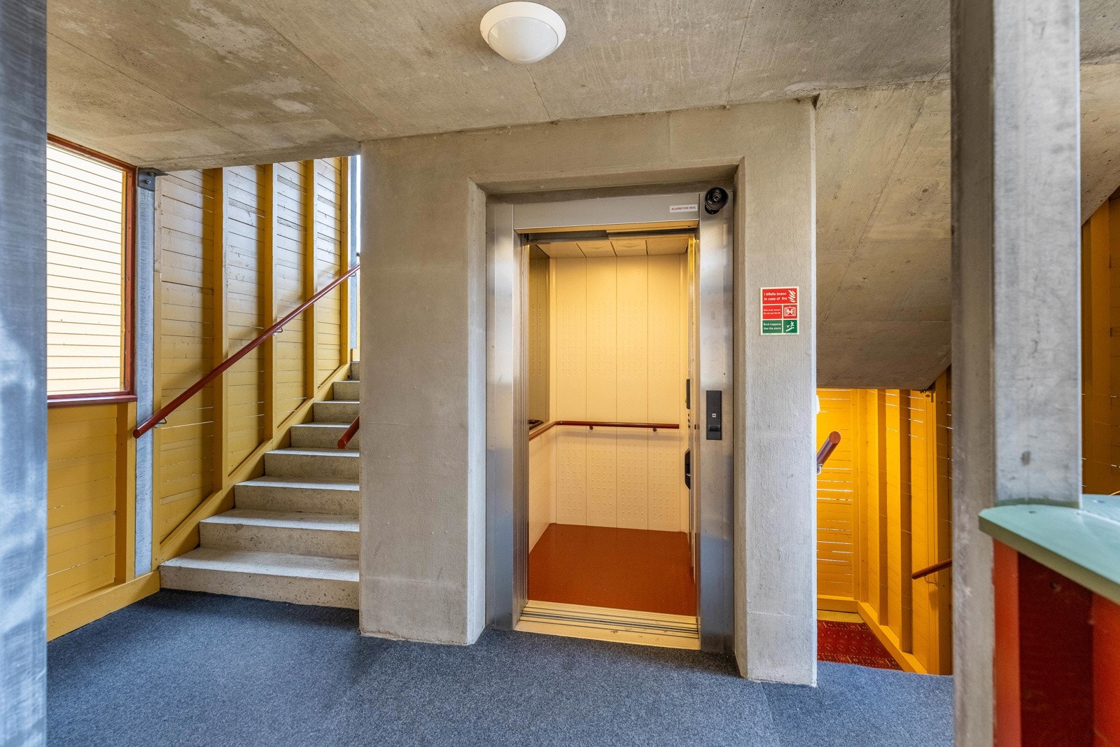 Praktisk heis i bygget gjør hverdagen mer komfortabel og tilgjengelig. Galleribilde