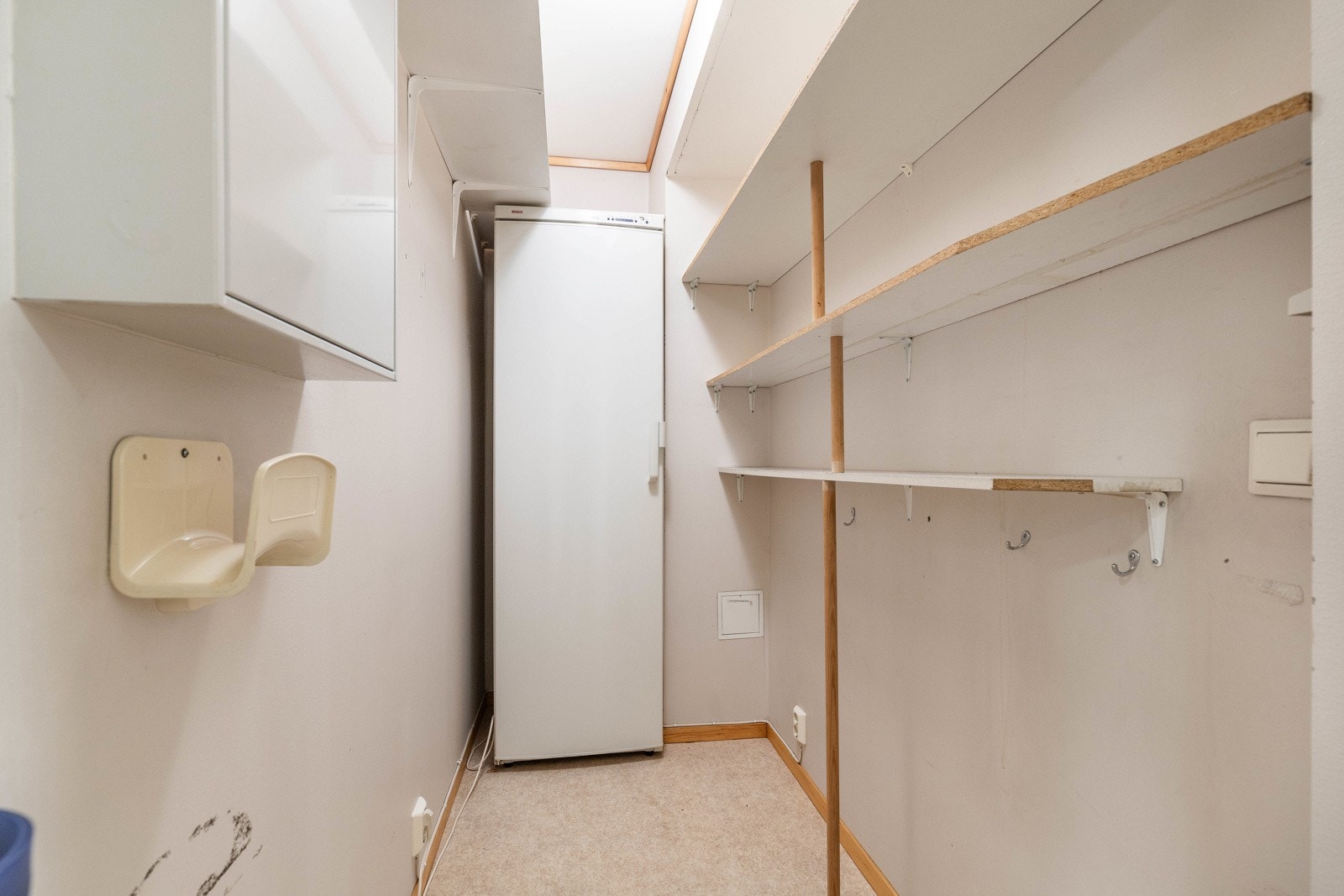 Praktisk bod med hyller og gode lagringsmuligheter. Galleribilde