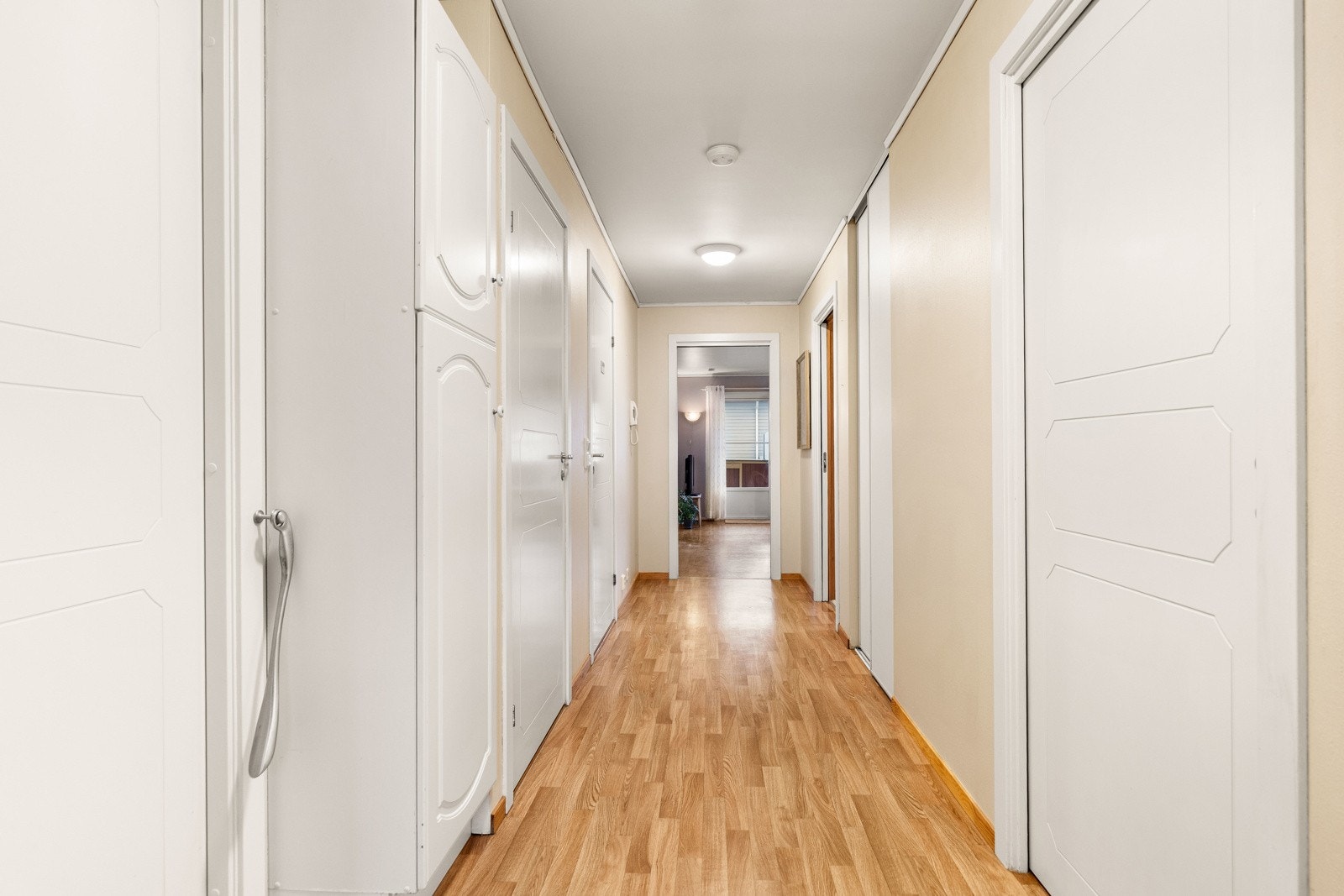 Luftig gang med gode garderobeløsninger og gjennomgående lys. Galleribilde