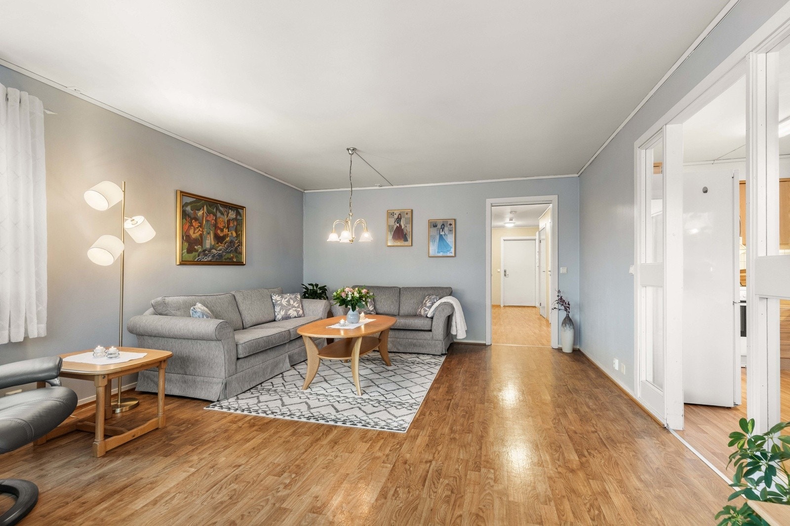 Stuen byr på en gjennomført og trivelig innredning med fleksible møbleringsmuligheter og naturlig sonedeling. Galleribilde