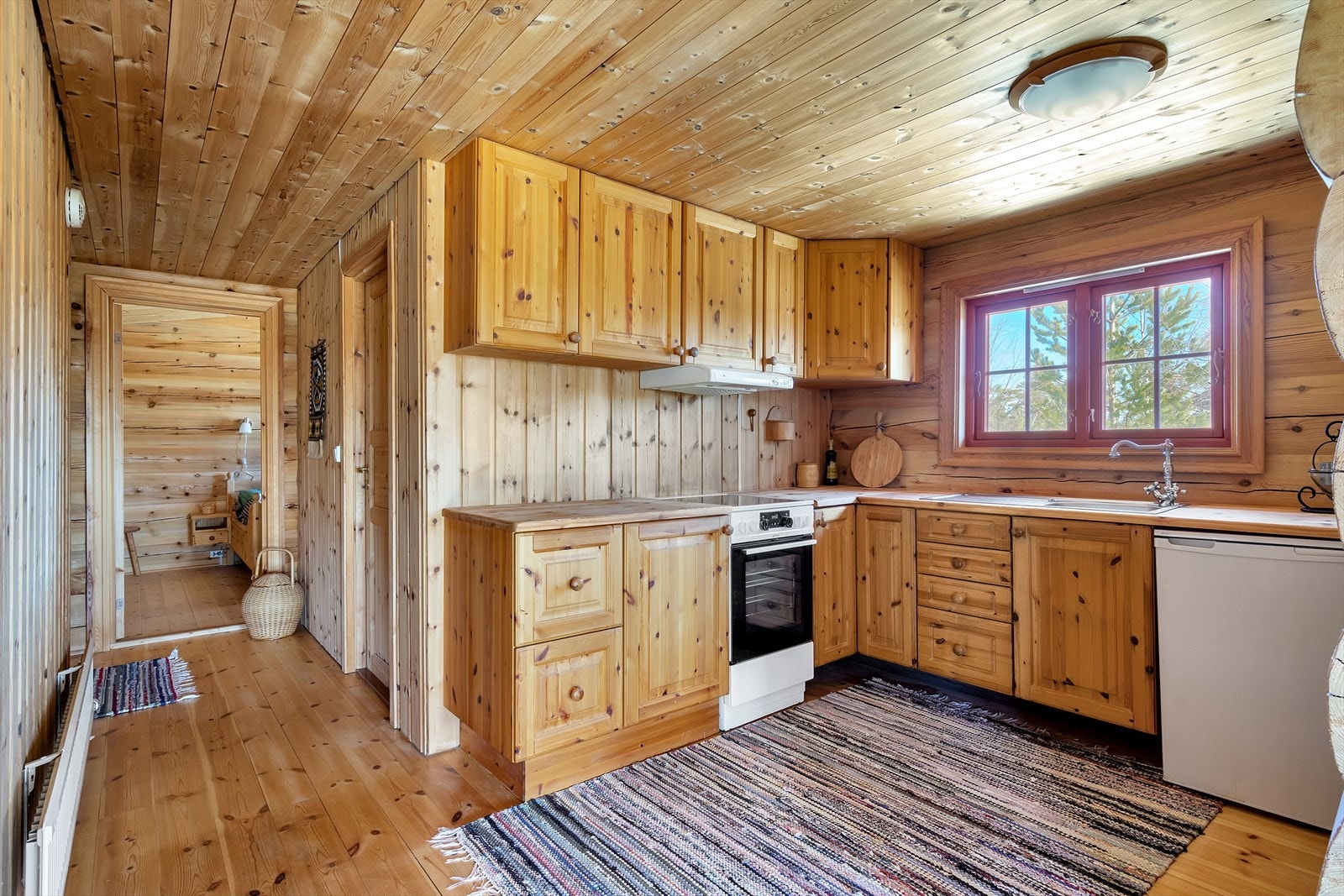 Åpen kjøkkenløsning med god skapplass Galleribilde