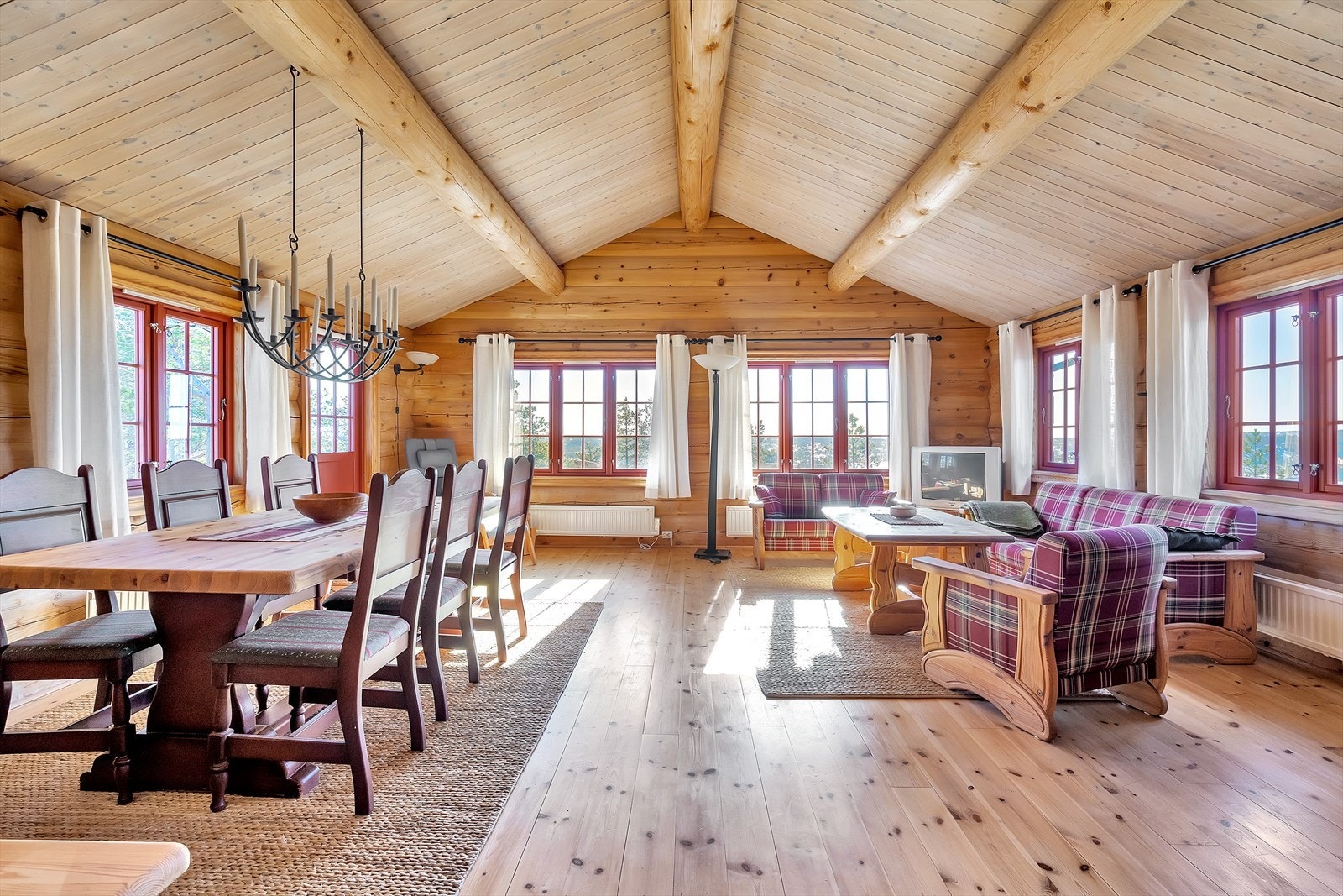 Lys og luftig stue med store vindusflater og god plass til både sofagruppe og spiseplass Galleribilde