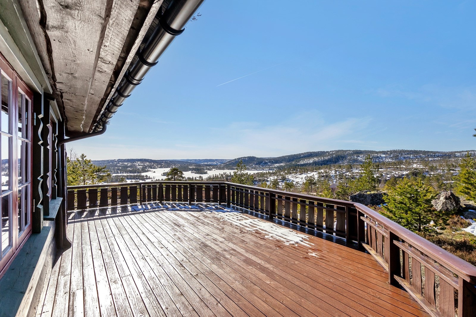 Stor terrasse som lar deg nyte de gode solforholdene og ikke minst den nydelige utsikten Galleribilde