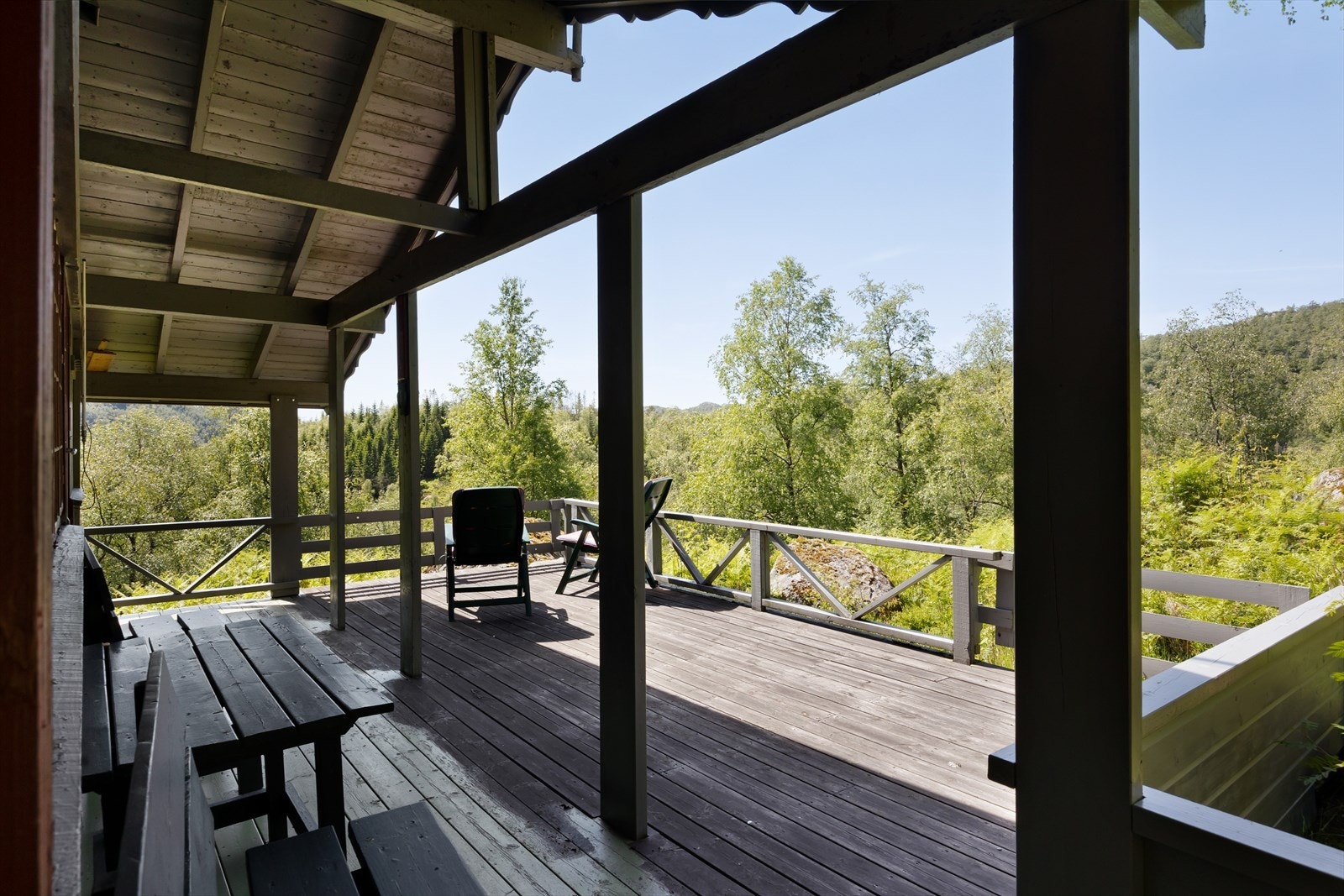 Fin terrasse der del er overbygget. Galleribilde