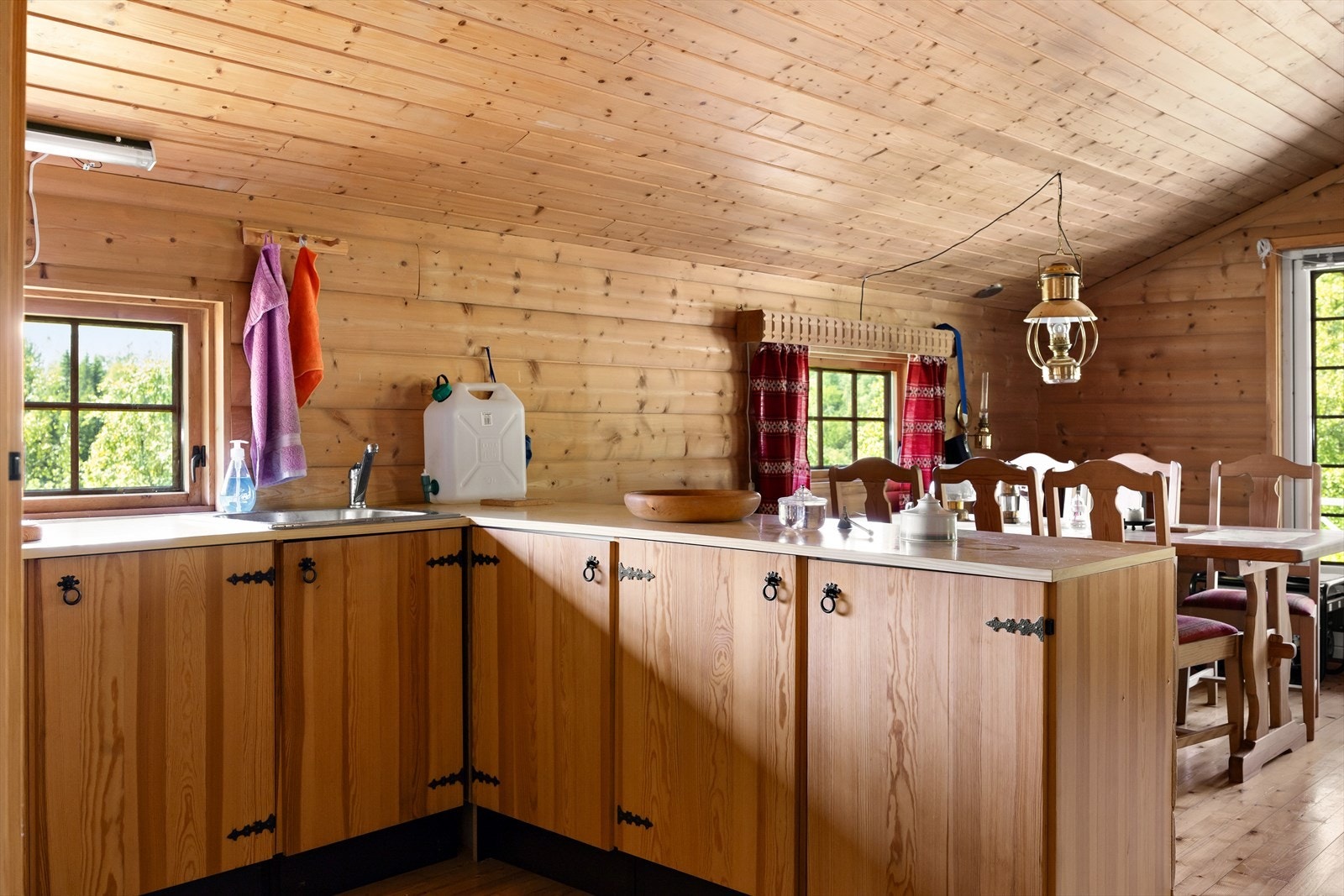 Kjøkkeninnredning av god størrelse. Galleribilde