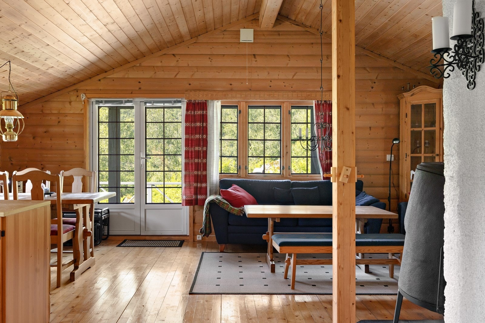 Koselig stue med høy himling som gir god romfølelse. Galleribilde