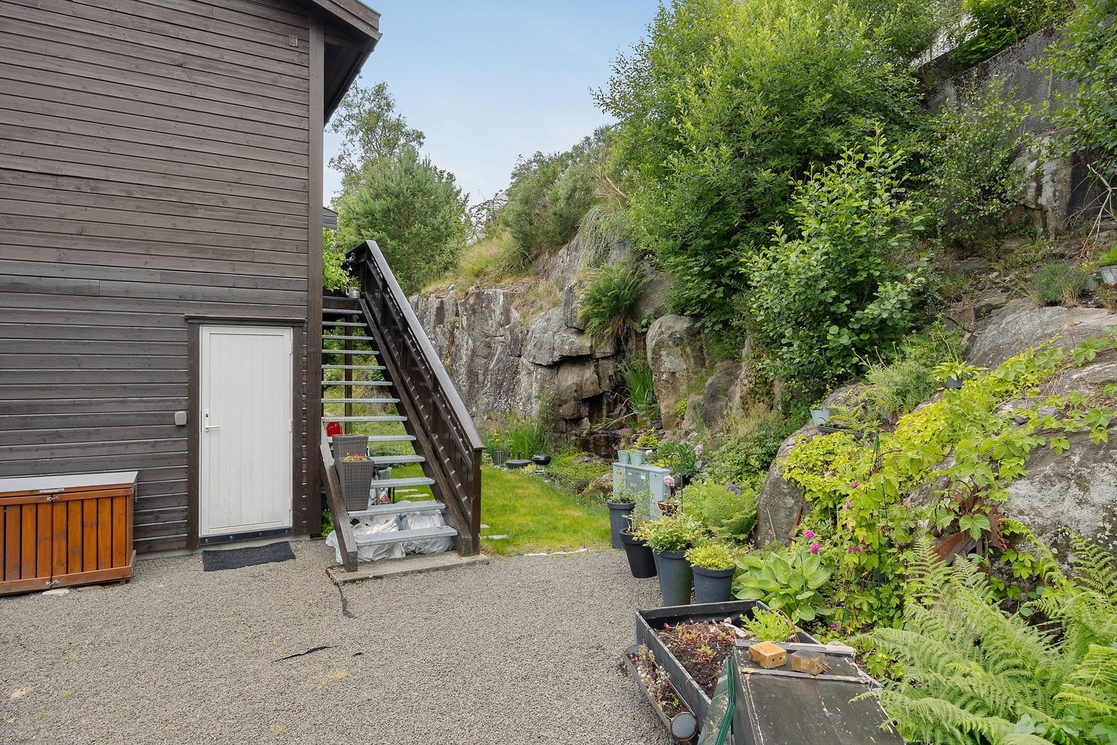 Denne leilighet disponerer fin hageflekk med plen og fin beplantning. Galleribilde