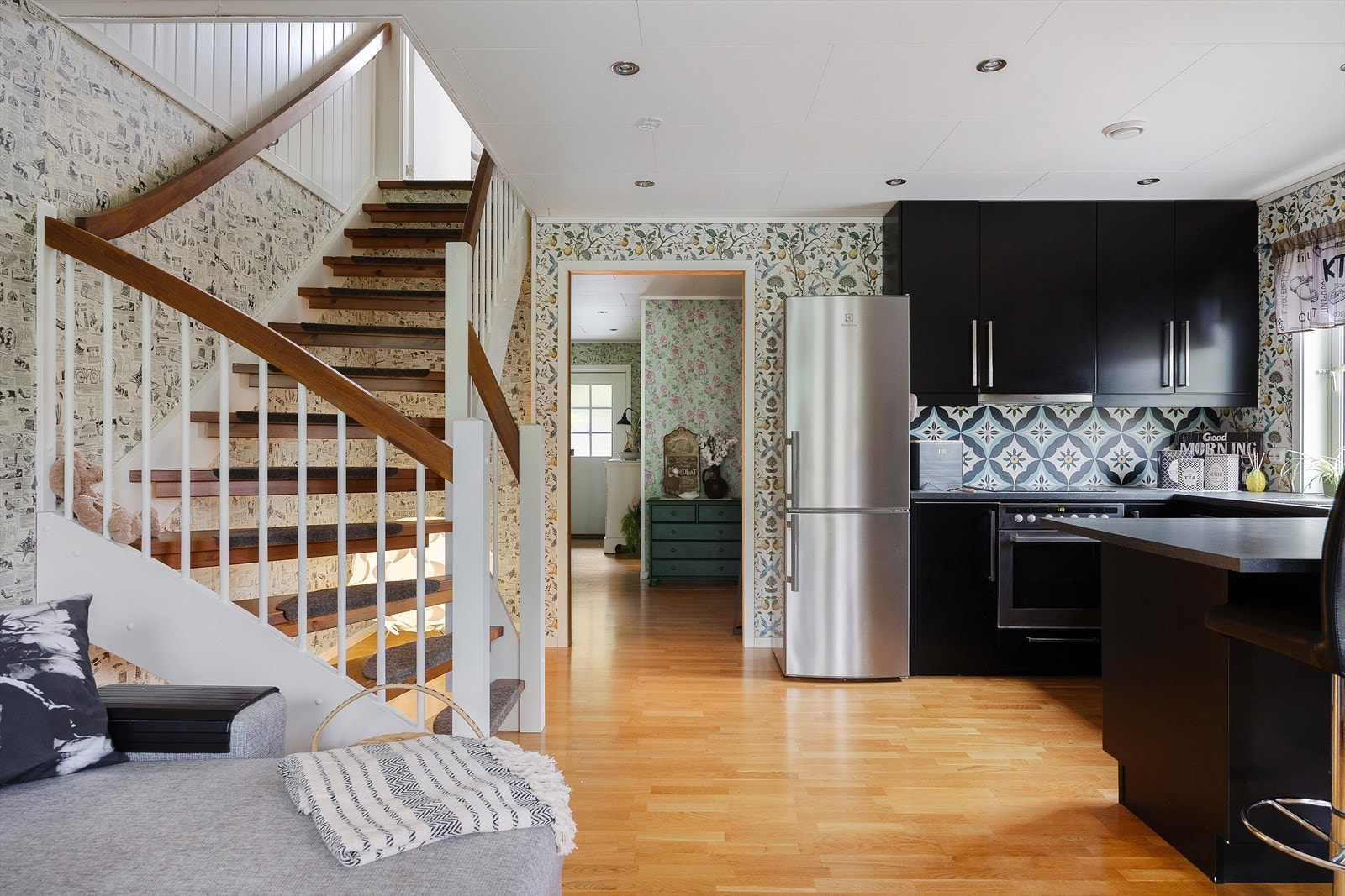 Komfyr og oppvaskmaskin er integrert. Frittstående kjøleskap medfølger handelen. Galleribilde