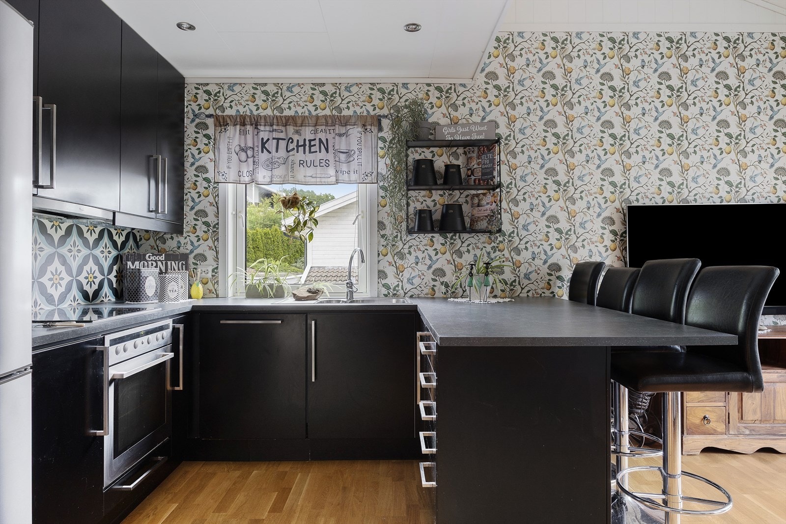 Mørk klassisk kjøkkeninnredning. Galleribilde