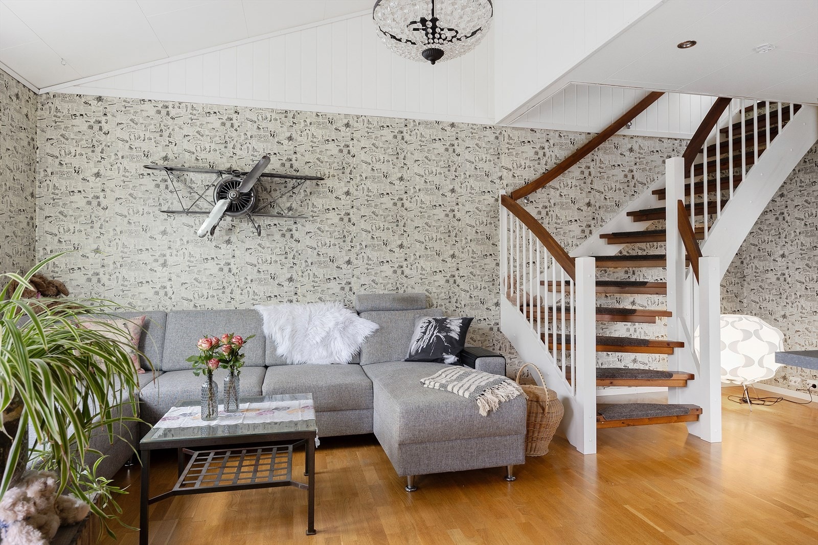 Stue med høy himling som gir god romfølelse. Galleribilde