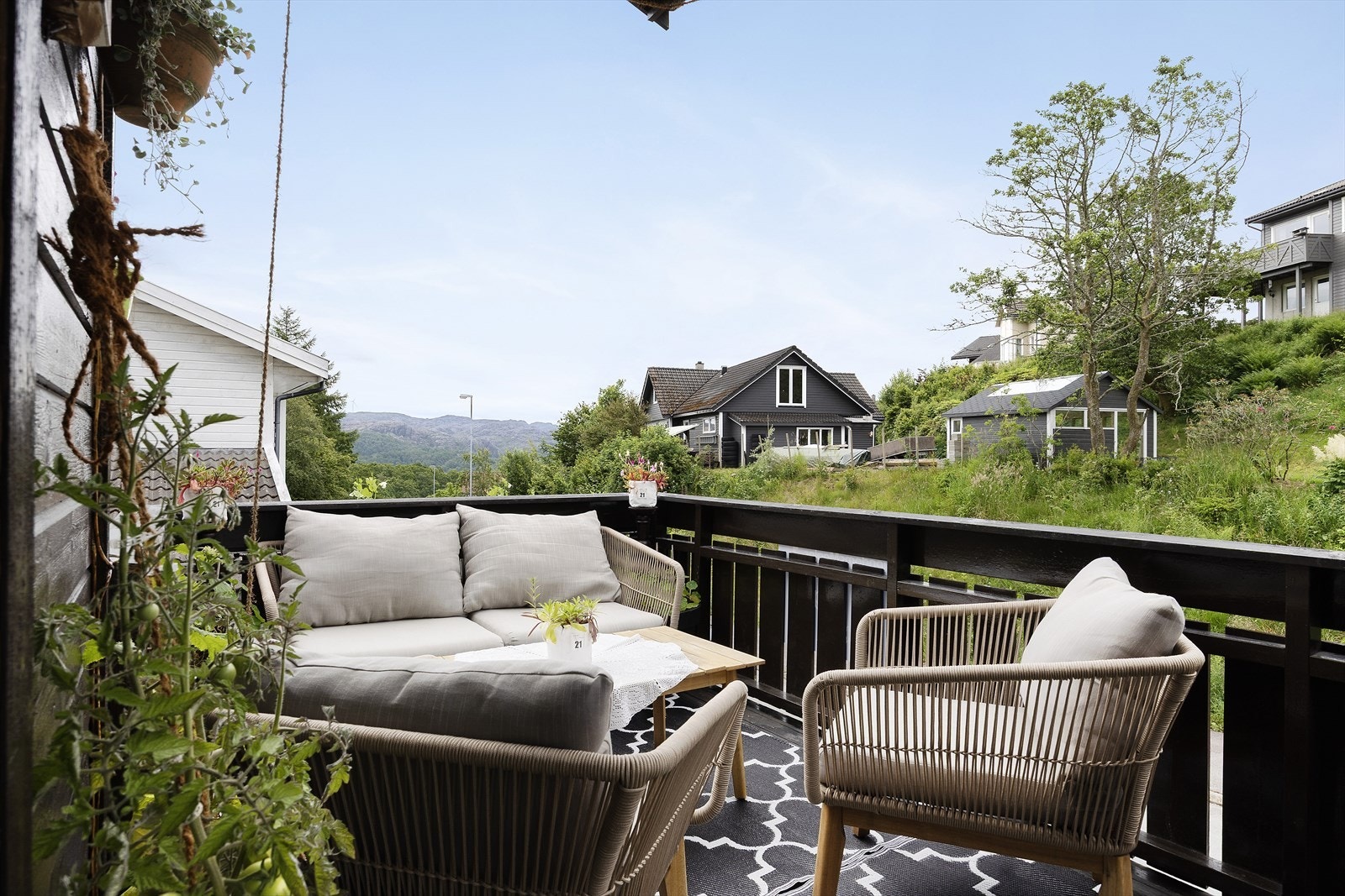 Fra stue er det utgang til koselig balkong. Galleribilde