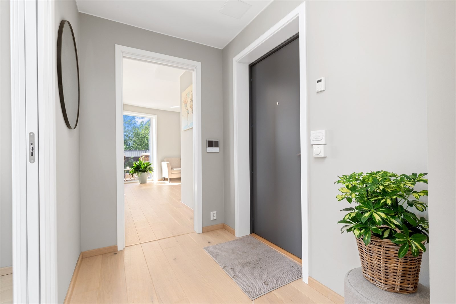 Hyggelig gang ønsker deg velkommen inn i leiligheten Galleribilde