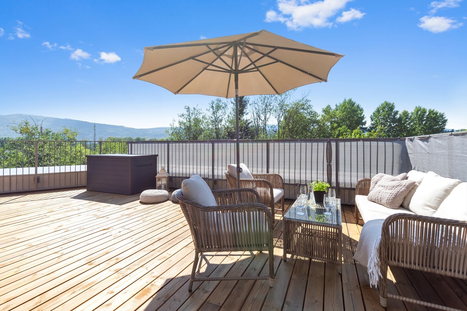 Fra kjøkkenet kommer du ut til den store terrassen hvor sommeren kan nytes til det fulle Galleribilde