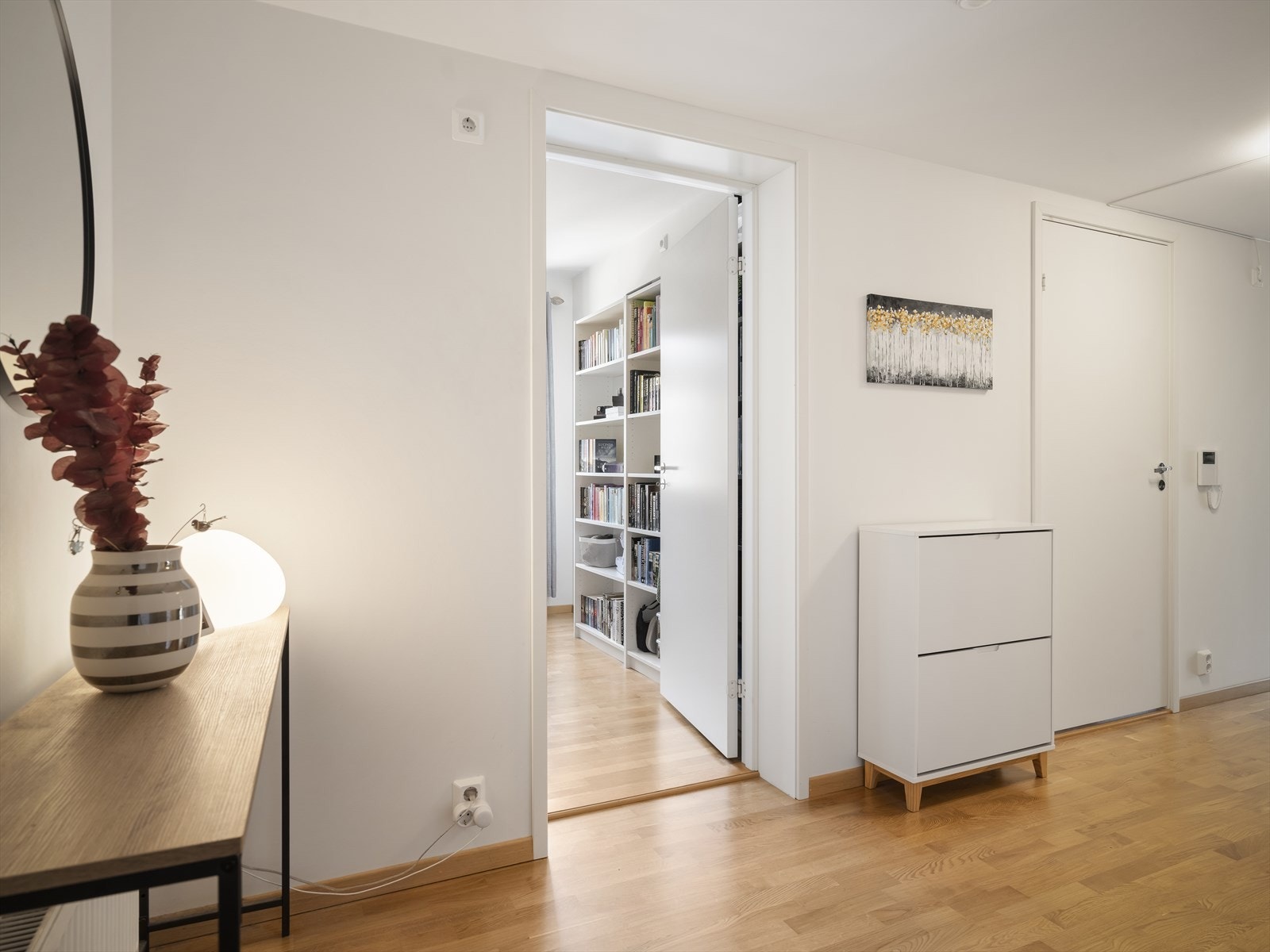 Romslig entre Galleribilde