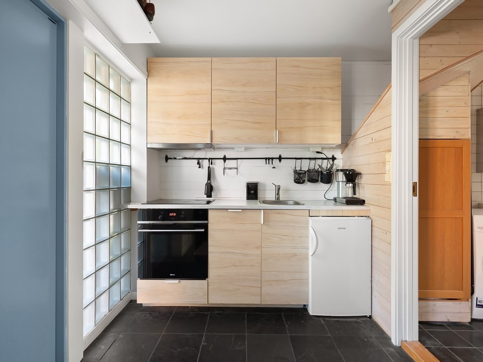 Kjøkkeninnredning fra 2021 med glatte fronter og laminat benkeplate - Stekeovn, platetopp og oppvaskmaskin er integrert i innredningen Galleribilde