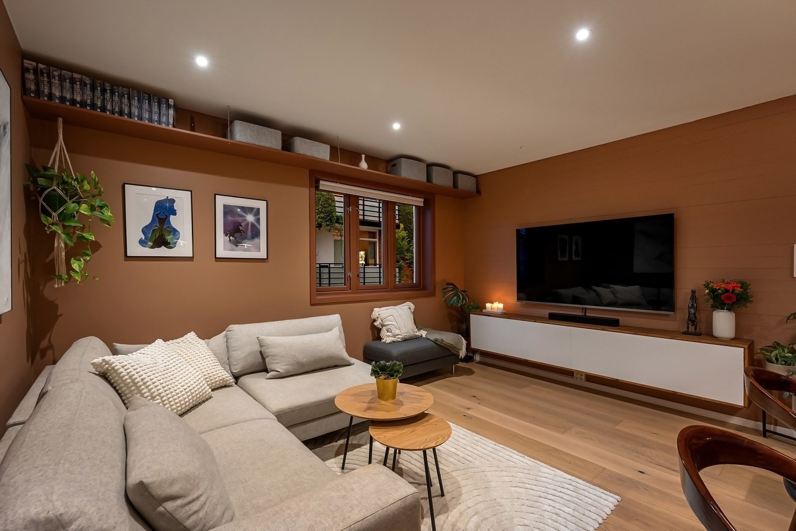 Lys og innbydende stue med store vindusflater og plass til hyggelig sofakrok Galleribilde