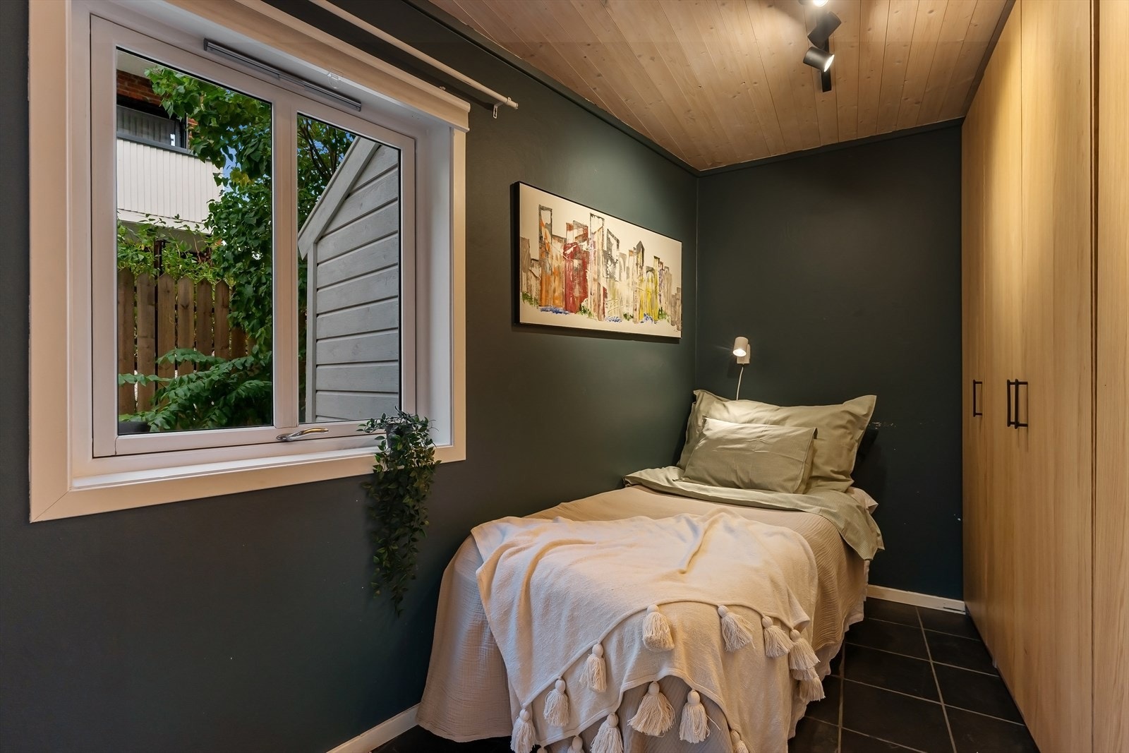 Soverom i 1.etasje med plass til enkeltseng og godt med oppbevaring i garderobeskap Galleribilde