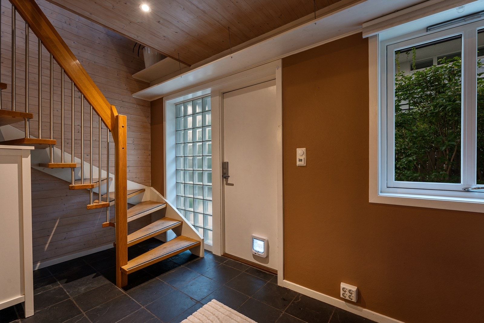 Entréen har oppbevaring i garderobeskap samt under trapp Galleribilde