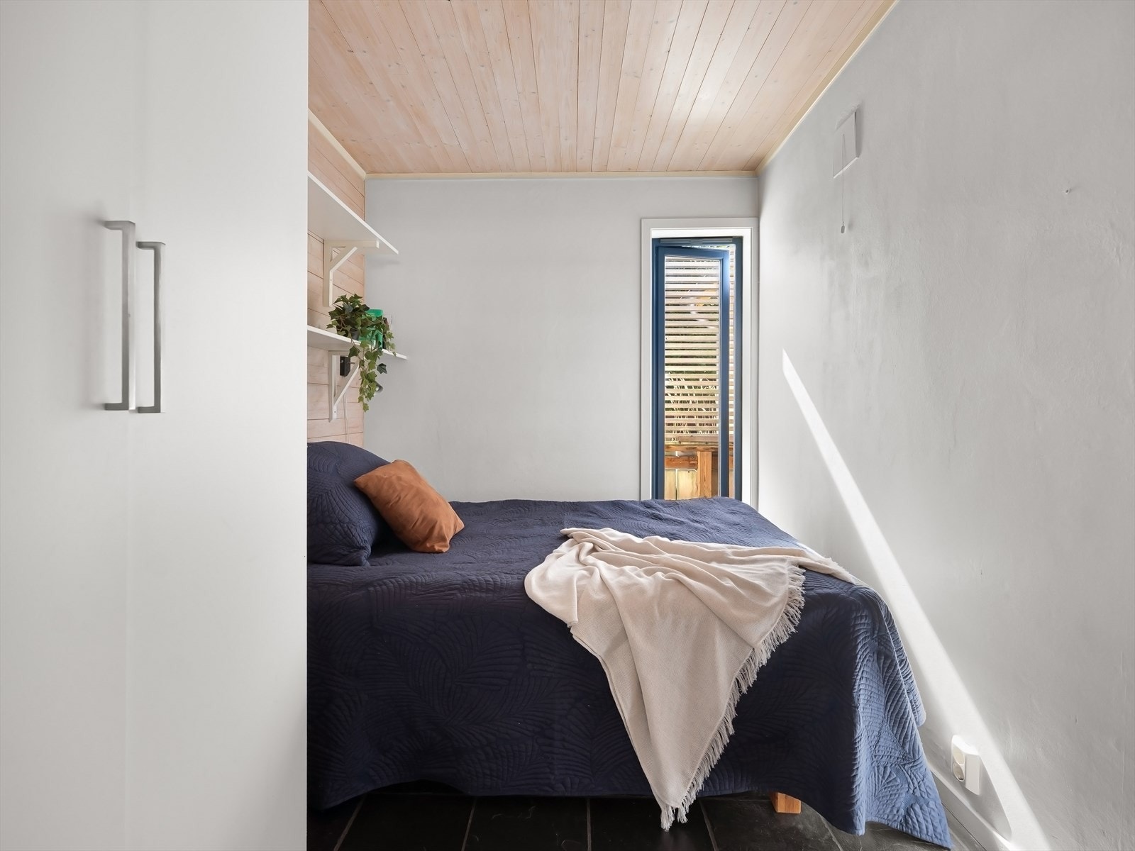 Soverommet har plass til dobbeltseng og oppbevaring i garderobeskap Galleribilde