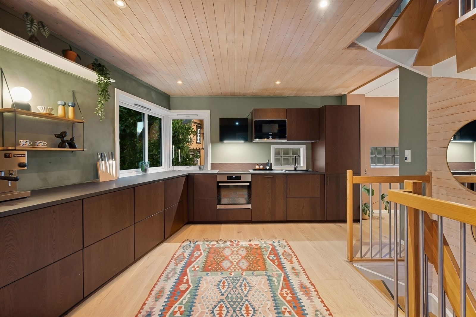 Romslig kjøkken med moderne løsninger og plass til egen spisegruppe Galleribilde