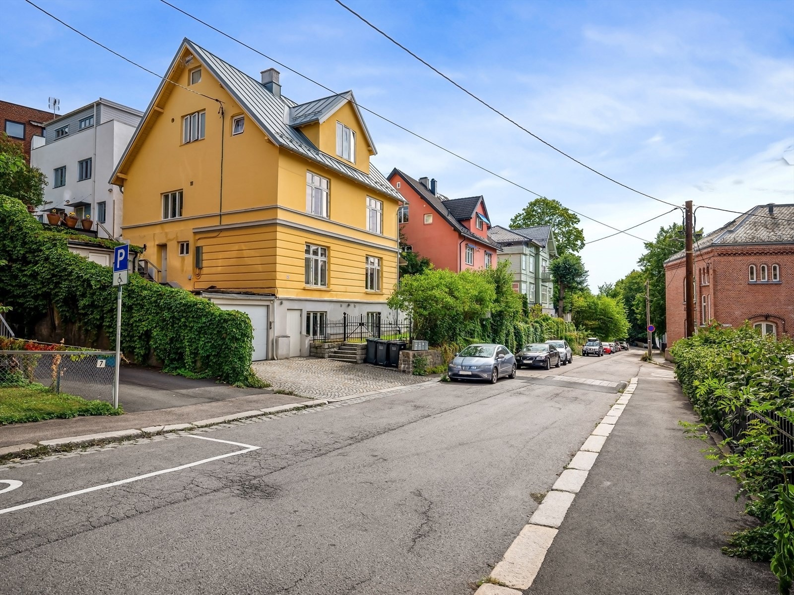 Eiendommen har en tilbaketrukket beliggenhet på en høyde i en trafikkstille gate midt på Bolteløkka Galleribilde