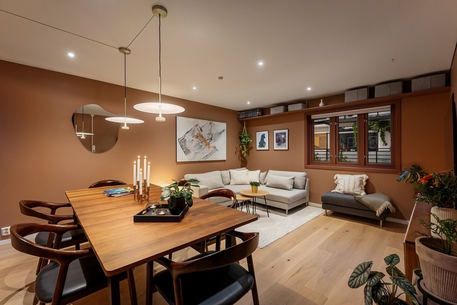 Gjennomført planløsning, i 2. etasje har du stue og kjøkken i separate rom Galleribilde