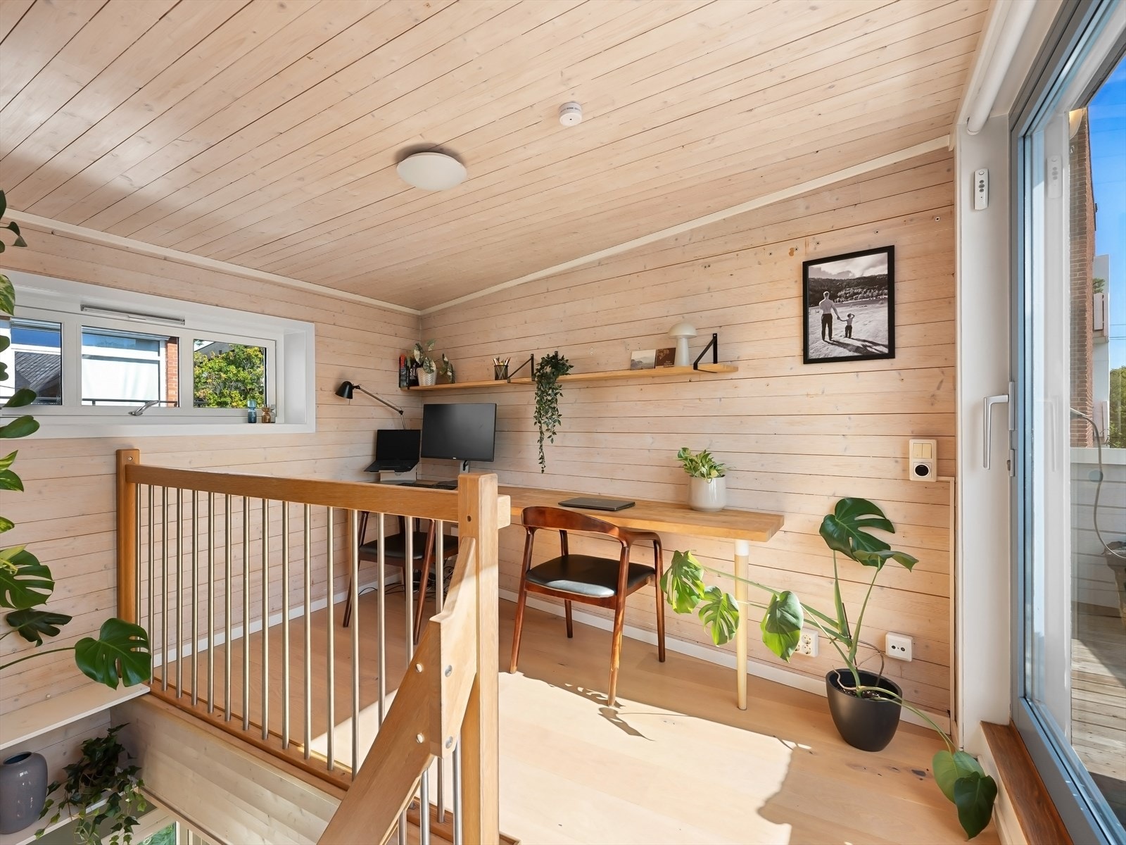 kontorløsning eller garderobe tilhørende soverom Galleribilde