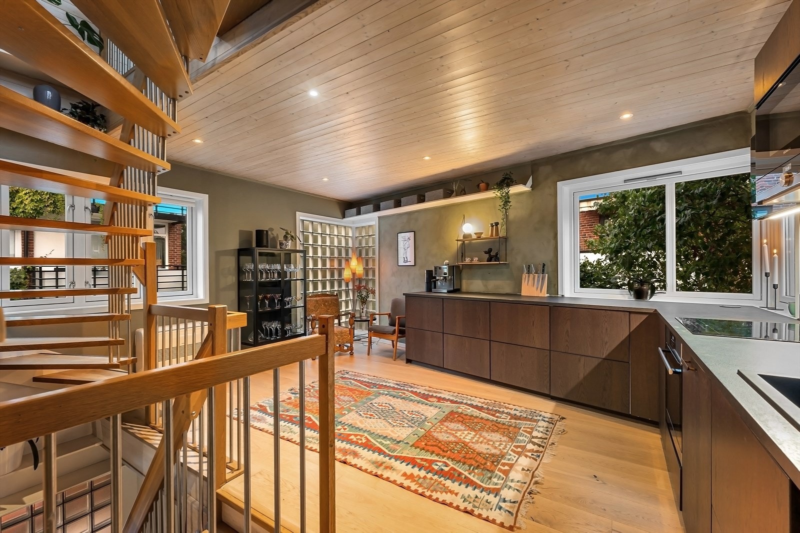 Kjøkkeninnredning fra 2023 med glatte fronter integrerte hvitevarer Galleribilde