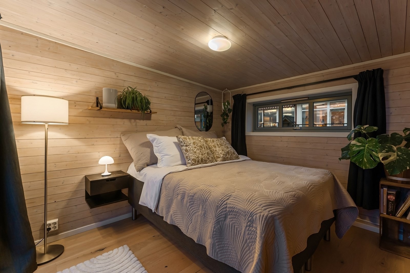 Plass til dobbeltseng og tilhørende nattbord Galleribilde