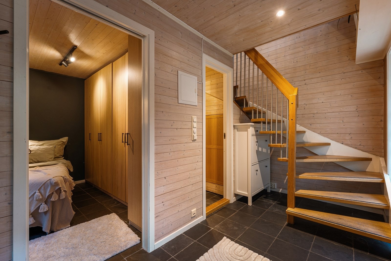 Hele 1.etasje i hoveddelen har varmekabler, ellers er det lagt varmefolie i de øvrige etasjene Galleribilde