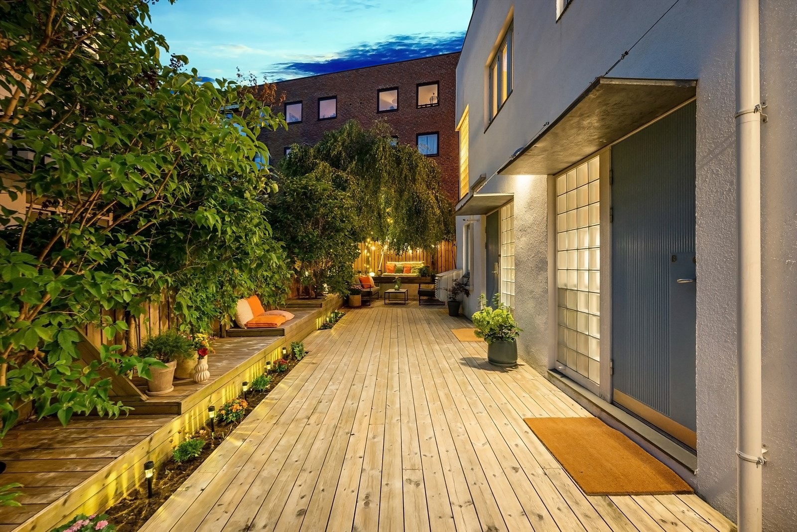 Her bor man tilbaketrukket og idyllisk midt på Bolteløkka, med en uteplass man sjelden finner i byen! Galleribilde