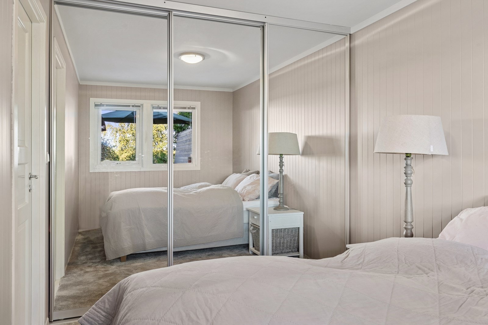 Romslig skyvedørsgarderobe. Galleribilde