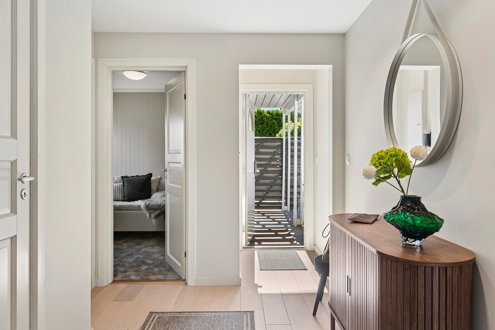 Boligen entres fra et vindfang og inn i romslig mellomgang. Galleribilde