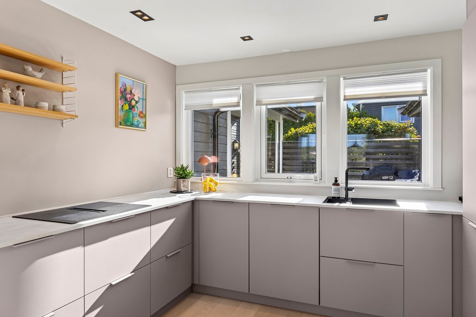 Gode arbeidsforhold og plass til alt du trenger. Galleribilde