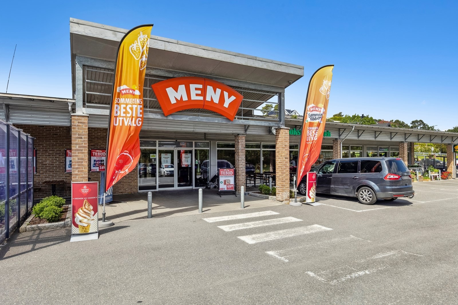 Boligen ligger imellom en Meny- og Rema 1000butikk i umiddelbar nærhet. Galleribilde